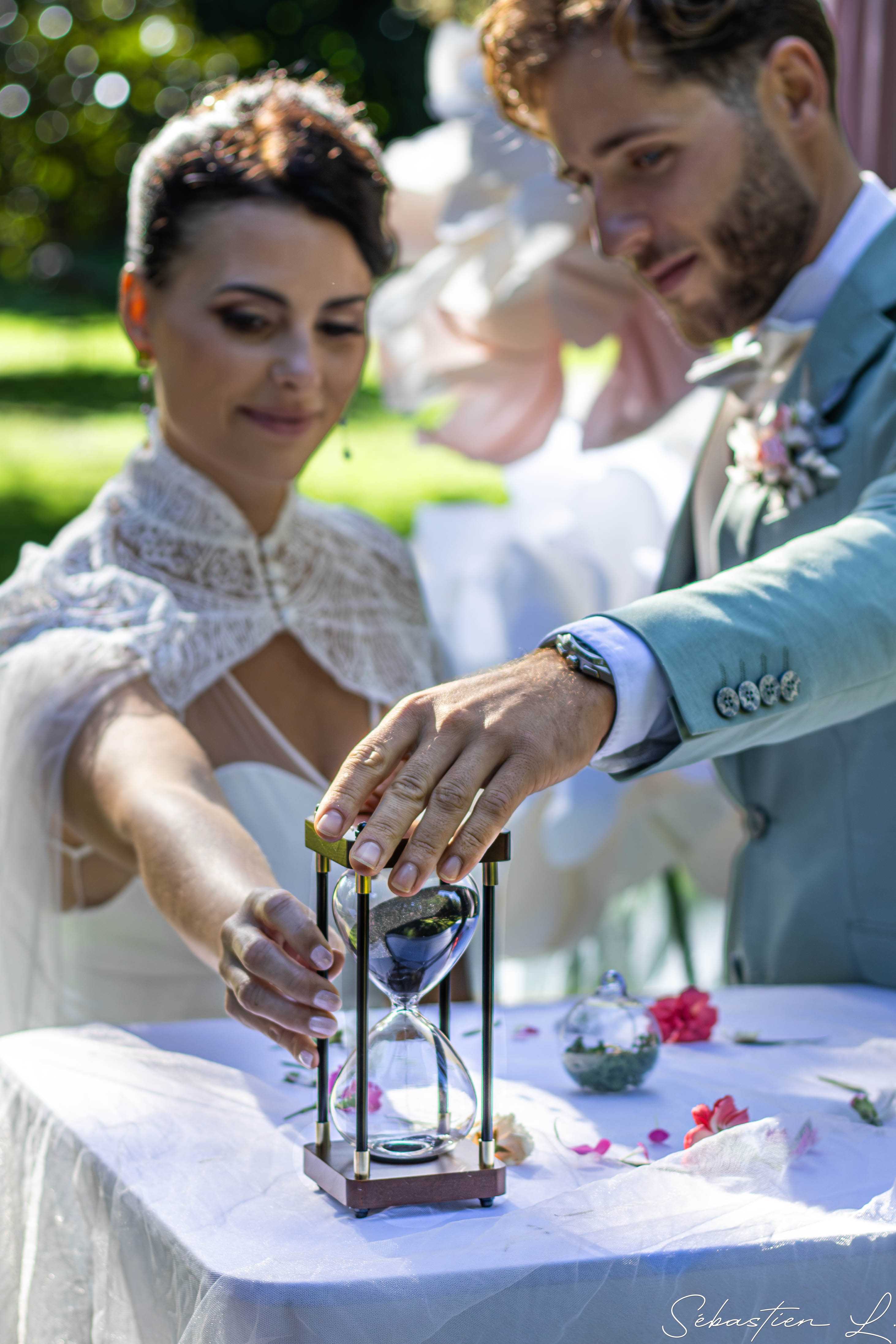 Mariée qui salue tendrement son enfant
